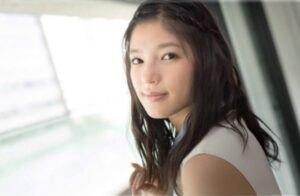 石井杏奈　カップ　スリーサイズ　水着　美脚　へそ