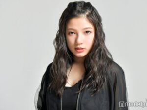 石井杏奈 カップ スリーサイズ 水着 美脚 へそ