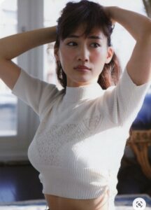 綾瀬はるか カップ F 若い頃 水着 美脇 へそ