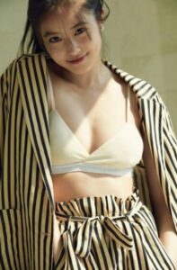 今田美桜　スタイル　水着　胸　カップ　Ｆ　美脇　へそ出し写真