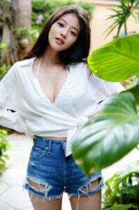 今田美桜　スタイル　水着　胸　カップ　Ｆ　美脇　へそ出し写真