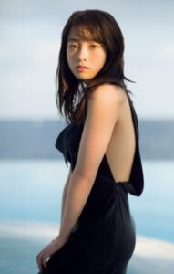 橋本環奈　胸　カップ数　D　スリーサイズ　水着　美脇