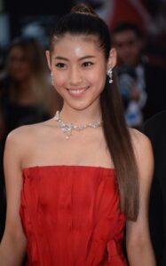 瀧本美織　胸のカップ数　スリーサイズ　へそ出し　美くびれ