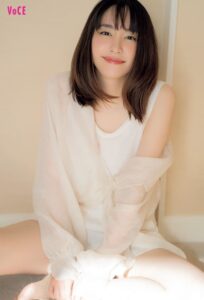 新垣結衣　胸　カップ数　D　バストサイズ　水着　キャミソール　美脇写真　CM　画像