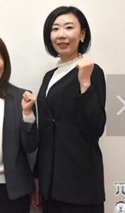 画像　石崎琴美がかわいい写真　カーリング姿　解説　スーツ