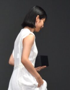 画像　蒔田彩珠の胸のカップ数はＢ　バストサイズ　キャミソール　可愛い写真