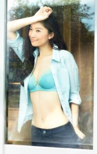 画像　篠原涼子　胸　カップサイズ　下着姿　バスト　谷間　トリンプCM　動画